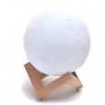 Овлажнител-за-въздух-с-лампа-топка-върху-стабилна-дървена